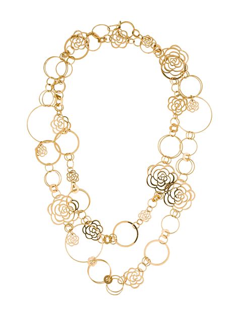 camélia chanel prezzo|Chanel camellia flower necklace.